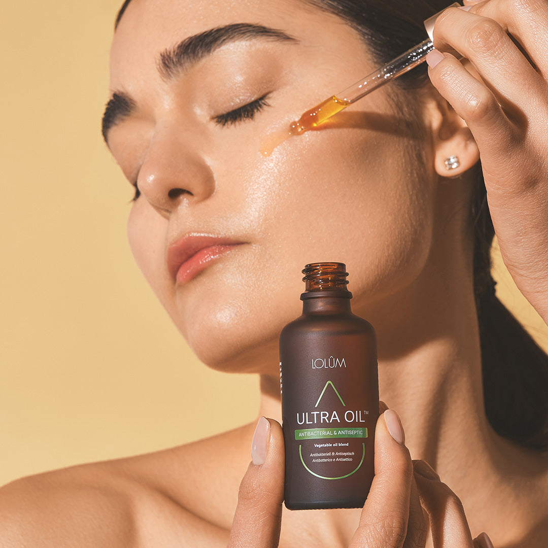 Présentation de ULTRA OIL™ Antibacterial & Antiseptic sur fond neutre, huile végétale purifiante et protectrice.