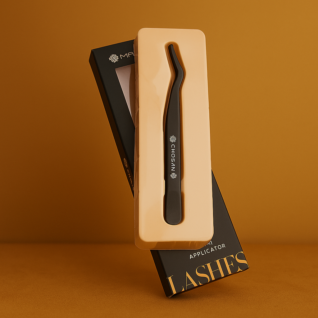 Applicateur de faux cils CHOGAN noir, présenté hors de sa boîte sur fond assorti, prêt à l’emploi pour une pose précise et professionnelle.