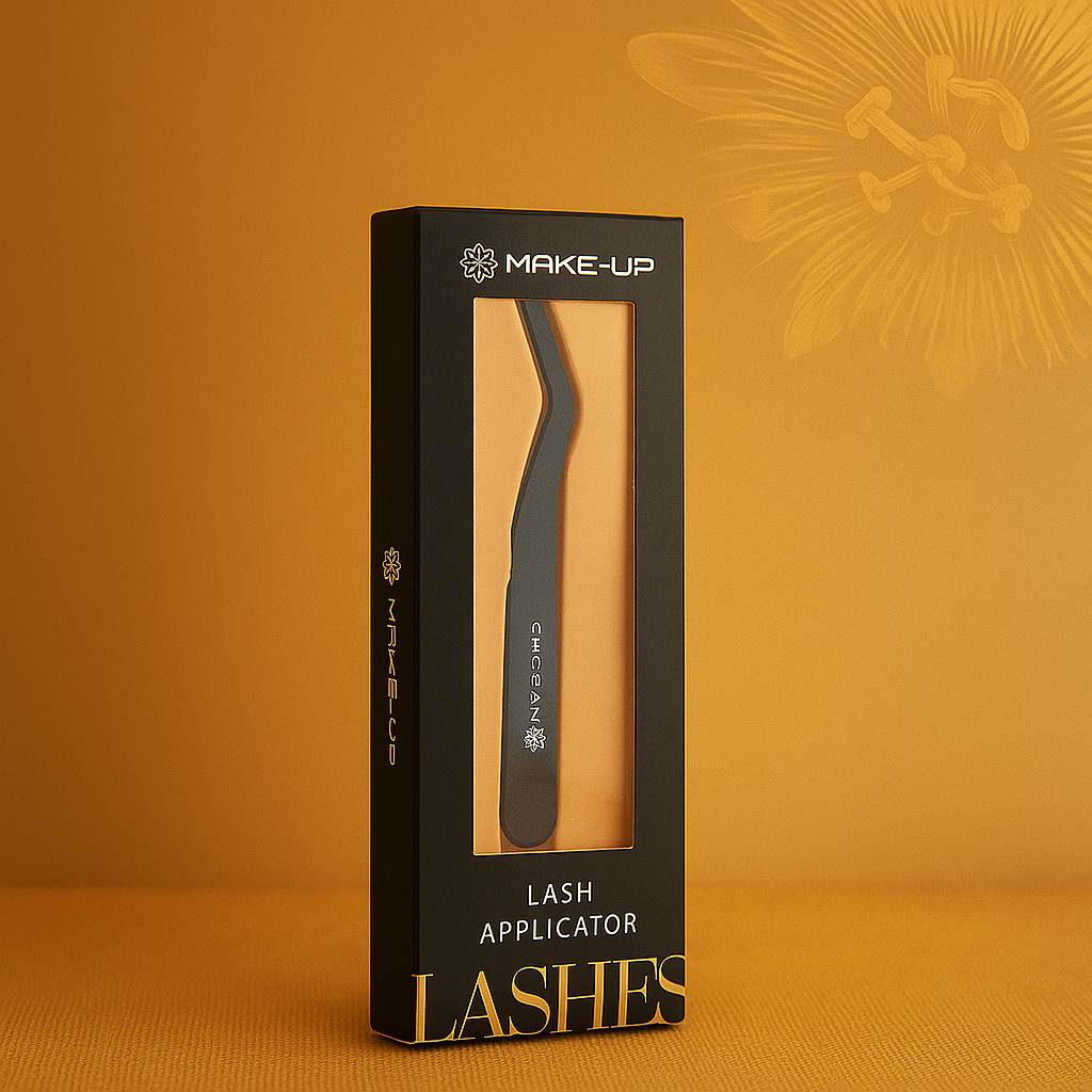 Photo produit de l’applicateur de faux cils CHOGAN dans son emballage noir élégant, sur fond doré doux.