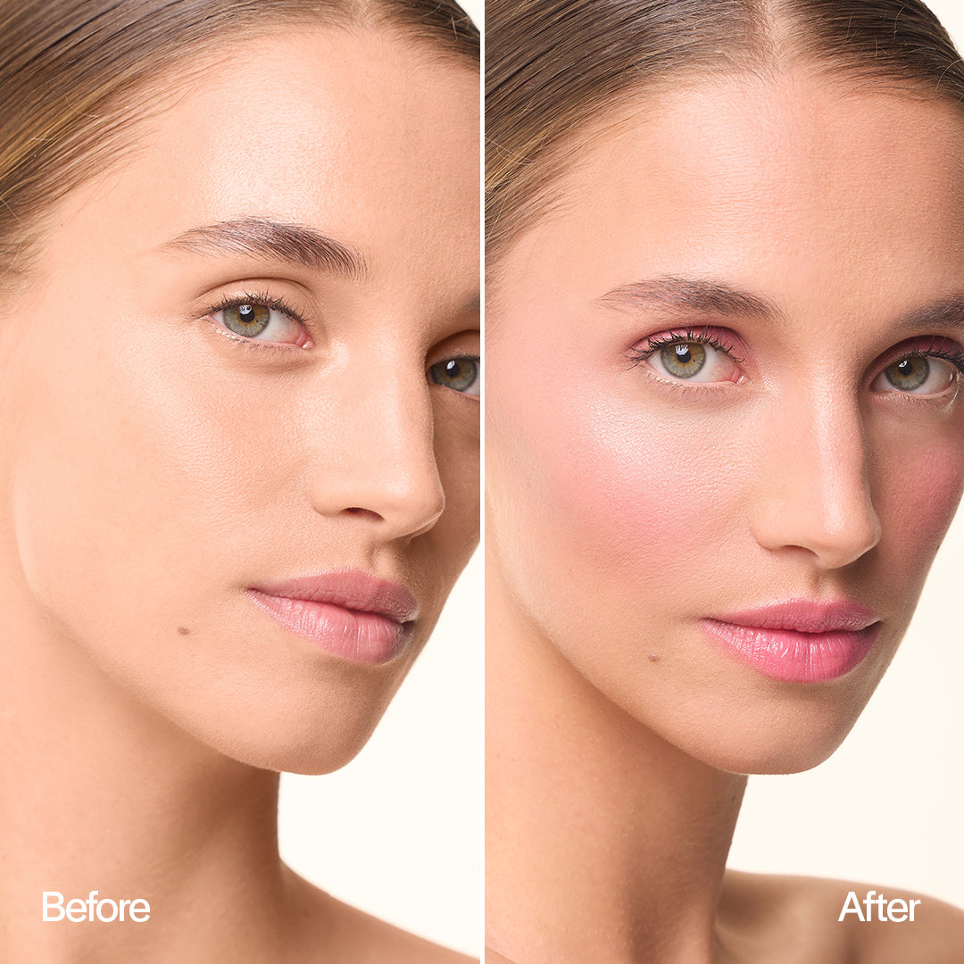 Femme souriante appliquant le Blush & Kiss Stick MoniAmori pour un teint frais et éclatant.