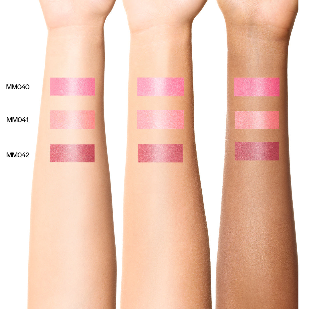 Nuancier des teintes du Blush & Kiss Stick MoniAmori – trois nuances rosées (MM040, MM041, MM042) appliquées sur différentes carnations de peau, illustrant la pigmentation et la texture du produit.