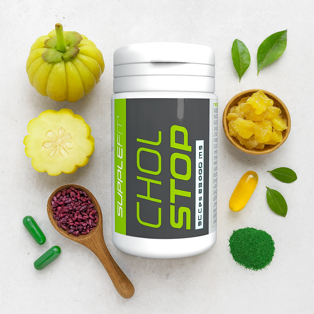 Flacon de complément alimentaire CHOL STOP+ SuppleFit entouré de riz rouge fermenté, fruits de garcinia et résine de guggul, symbolisant la régulation naturelle du cholestérol.