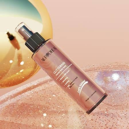 Spray shimmer body Aurodhea en utilisation sur peau effet lumineux été
