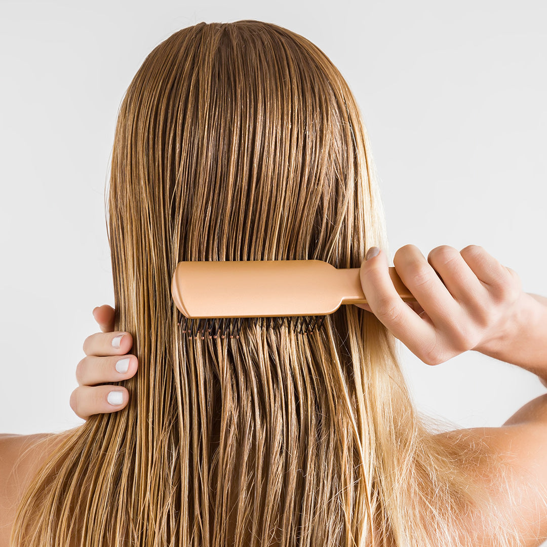 Sérum capillaire Aurodhea Honey & Camomile présenté aux côtés de sa boîte rose, formule sans silicones enrichie en NUTRIGLOW™.