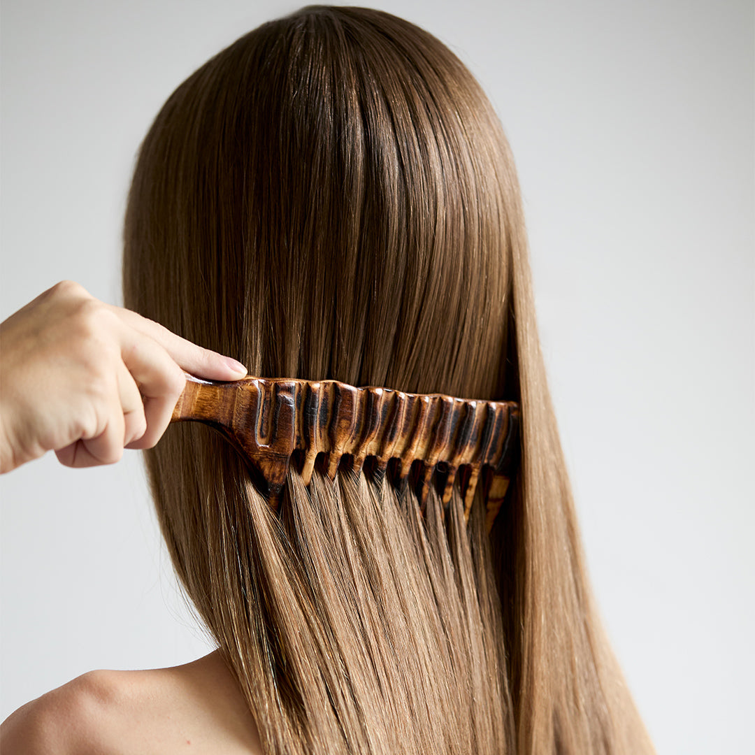 Produit Light Drops Honey & Camomile Aurodhea, sérum brillance avec acide hyaluronique et protéines de soie, sur fond neutre.