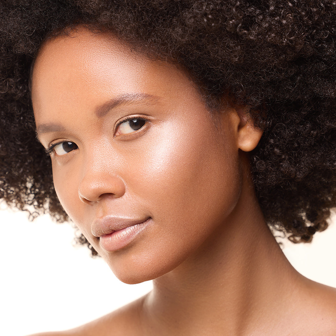 Mannequin portant le highlighter MoniAmori Light & Go teinte  Rose Gold, lumière douce sur les pommettes et l’arête du nez, effet glowy naturel et lumineux.