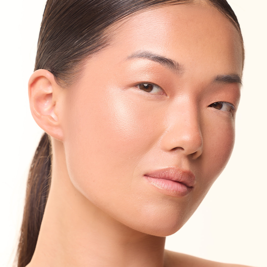 Maquillage éclatant réalisé avec le stick enlumineur MoniAmori Light & Go teinte Rose Gold, sur peau sublimée d’un reflet doré et soyeux, effet frais et radieux.