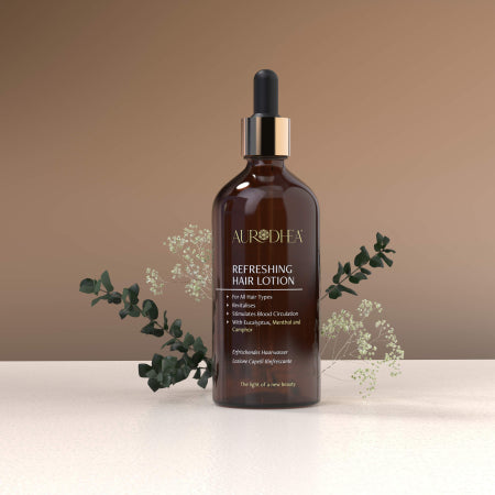 Flacon ambré de la lotion capillaire rafraîchissante Aurodhea avec boîte écrue, tonique stimulant au menthol et camphre.