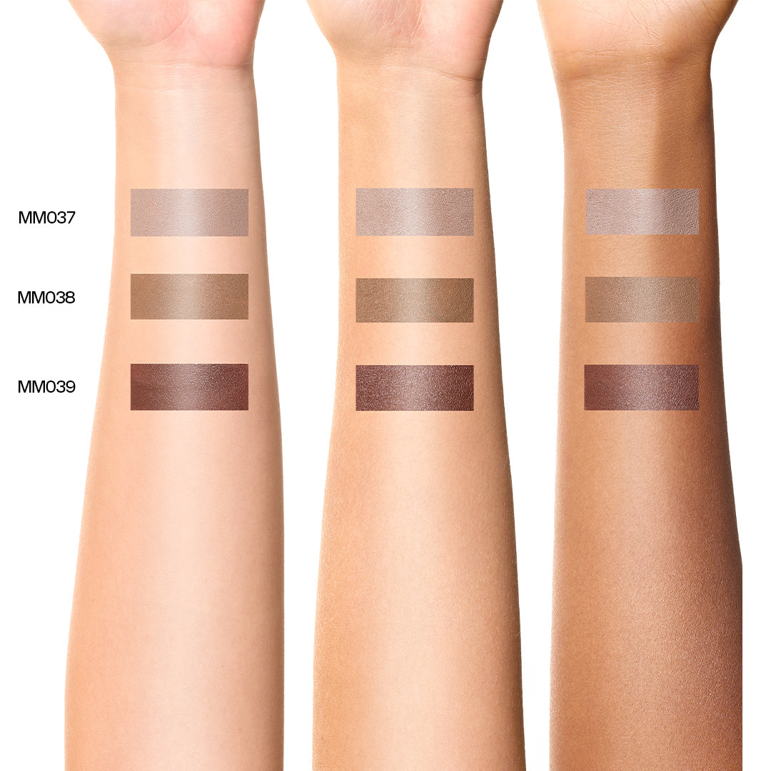 Nuancier des trois teintes du Sculpt & Lift Contour Stick de MoniAmori (MM037 Stone, MM038 Clay, MM039 Ebony) appliquées sur différentes carnations, illustrant la couvrance modulable et le fini mat du produit.