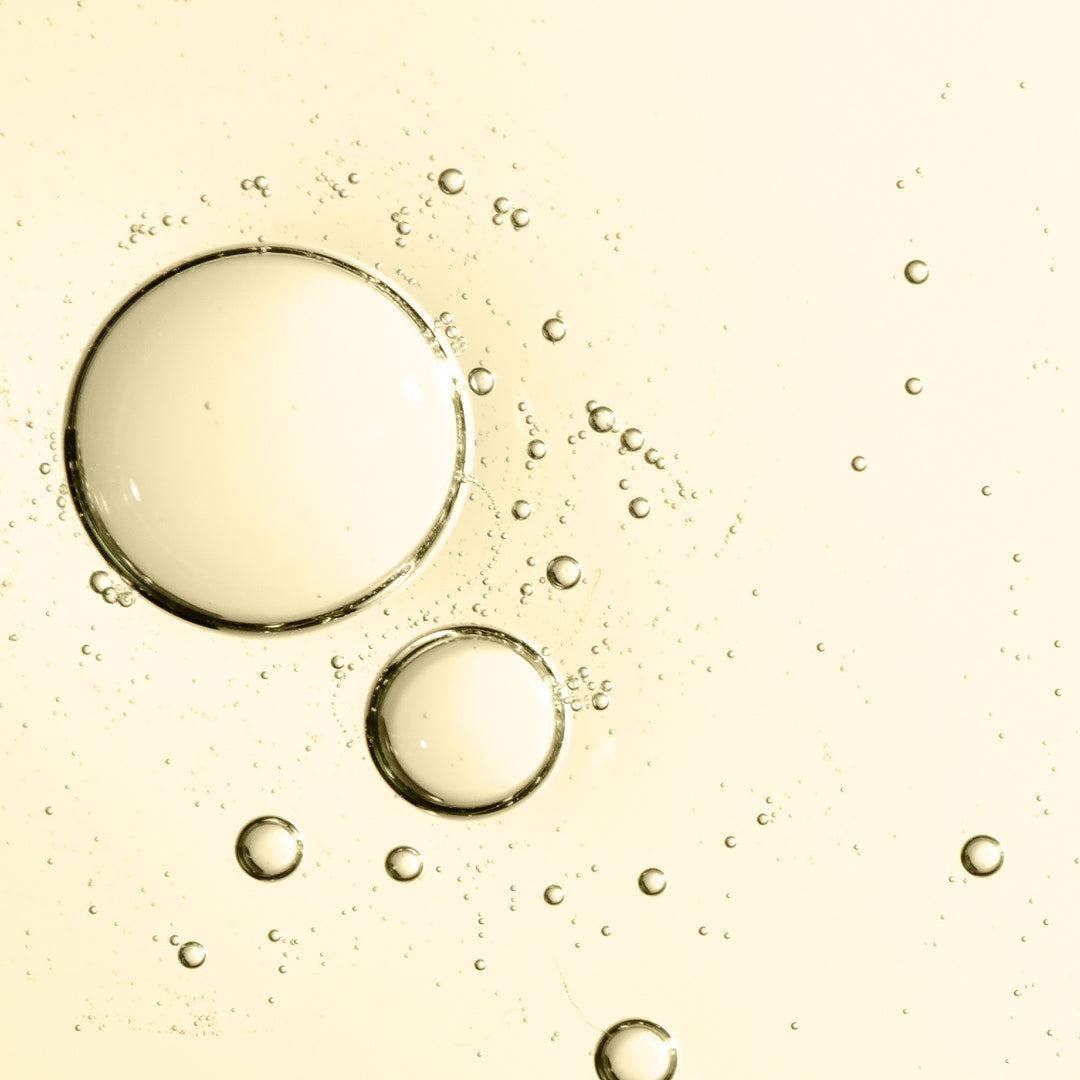 Application du Sérum Capillaire Aurodhea sur les longueurs pour nourrir, lisser et protéger les cheveux secs ou indisciplinés.