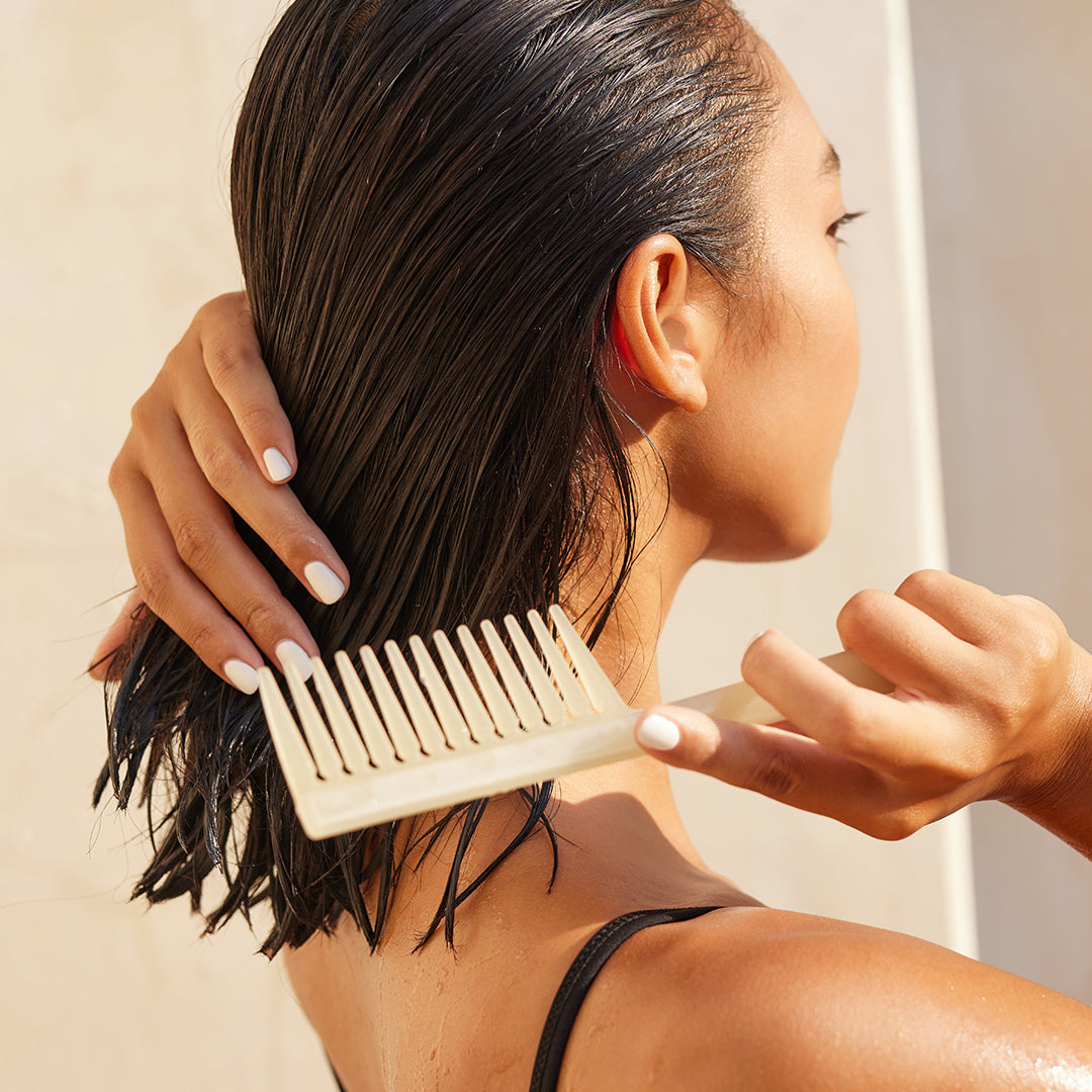 Cheveux lisses et brillants après application du Sérum Capillaire Aurodhea à l’Huile d’Argan – soin anti-frisottis pour une finition douce et soyeuse.