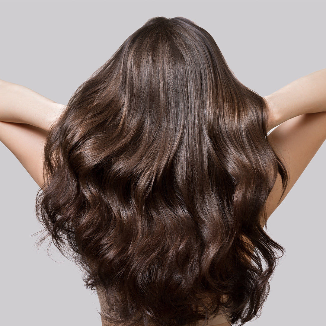 Cheveux bouclés nourris et disciplinés grâce au Sérum Réparateur Aurodhea à l’Huile d’Argan, Lin et Macadamia – anti-frisottis et brillance.