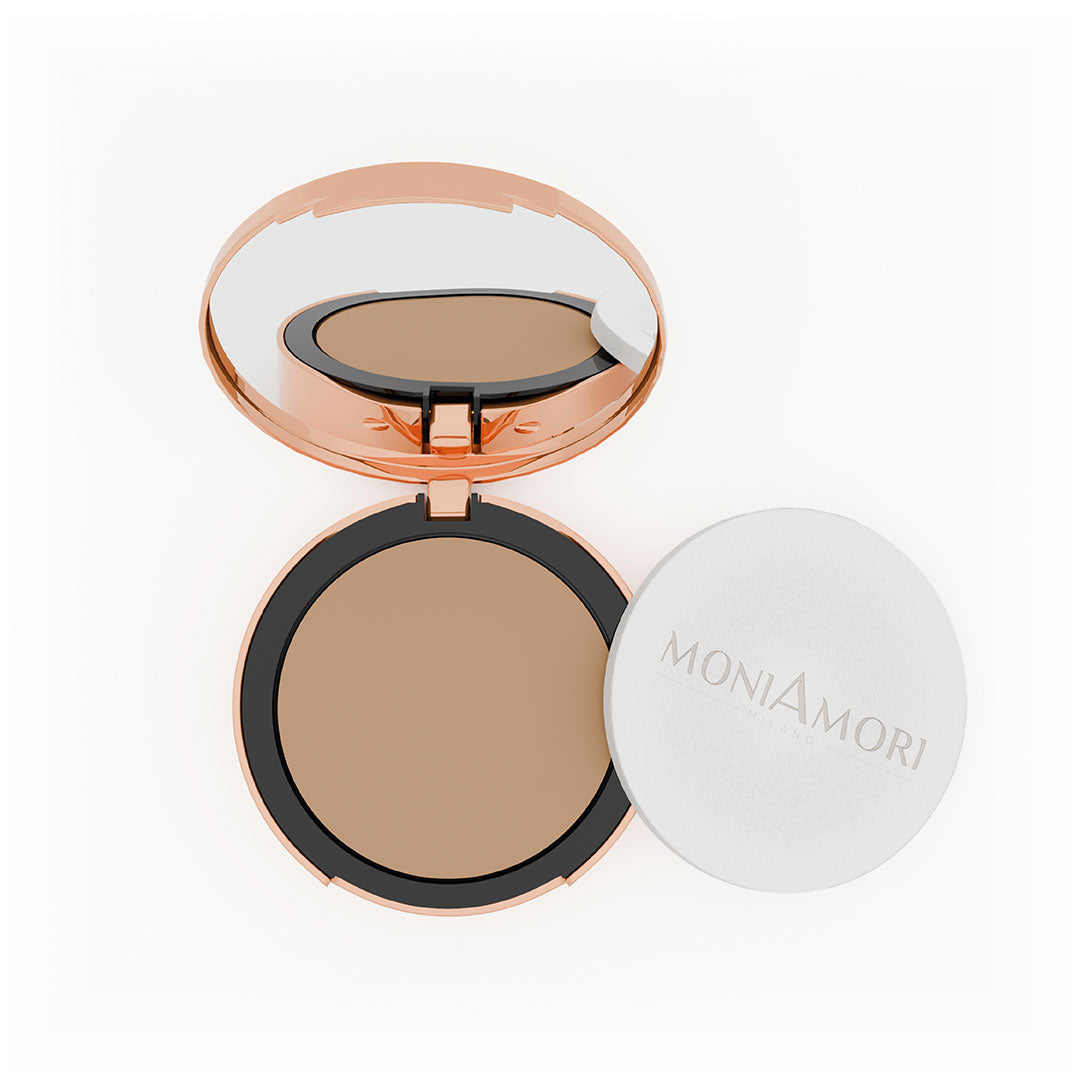 Texture du fond de teint compact Solar Defence SPF 30 MoniAmori teinte Amaretto sur la peau