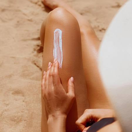 Flacon spray solaire Aurodhea SPF50 protection soleil corps été hydratant