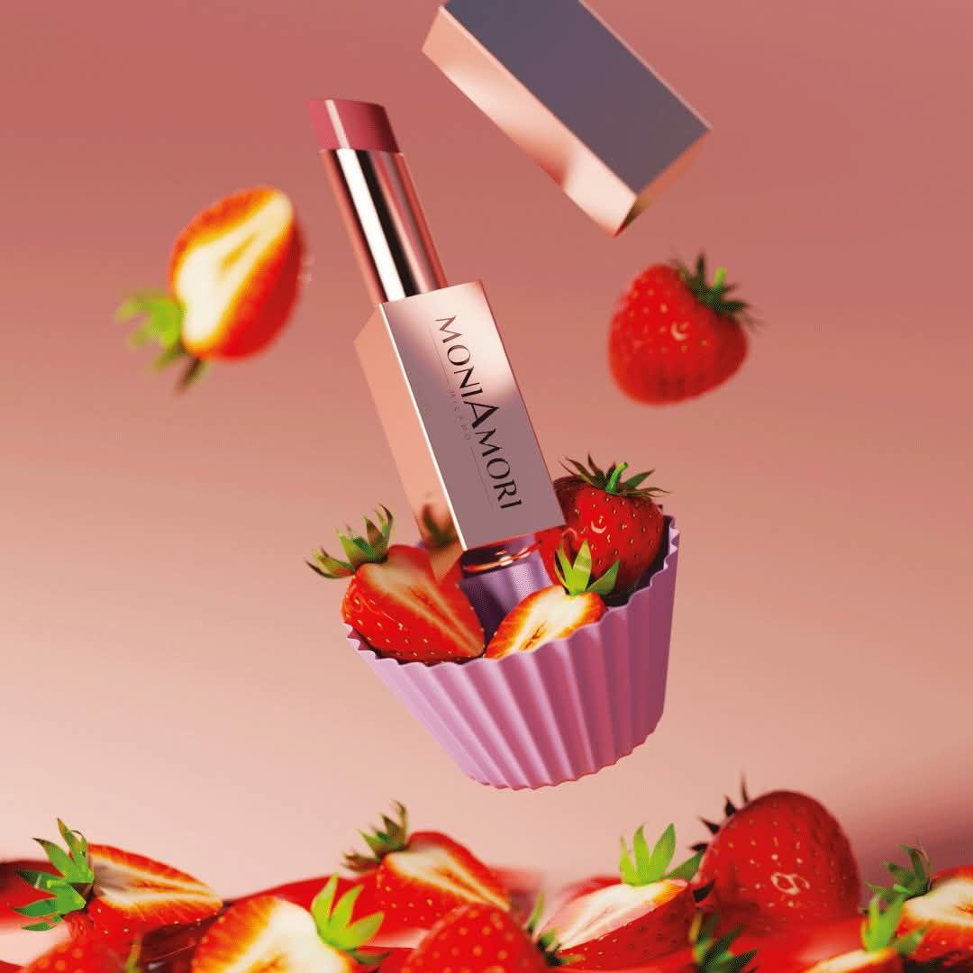 Soin lèvres Supreme Lip Treatment Fraise de Moniamori entouré de fraises fraîches, illustrant sa douceur et sa gourmandise.