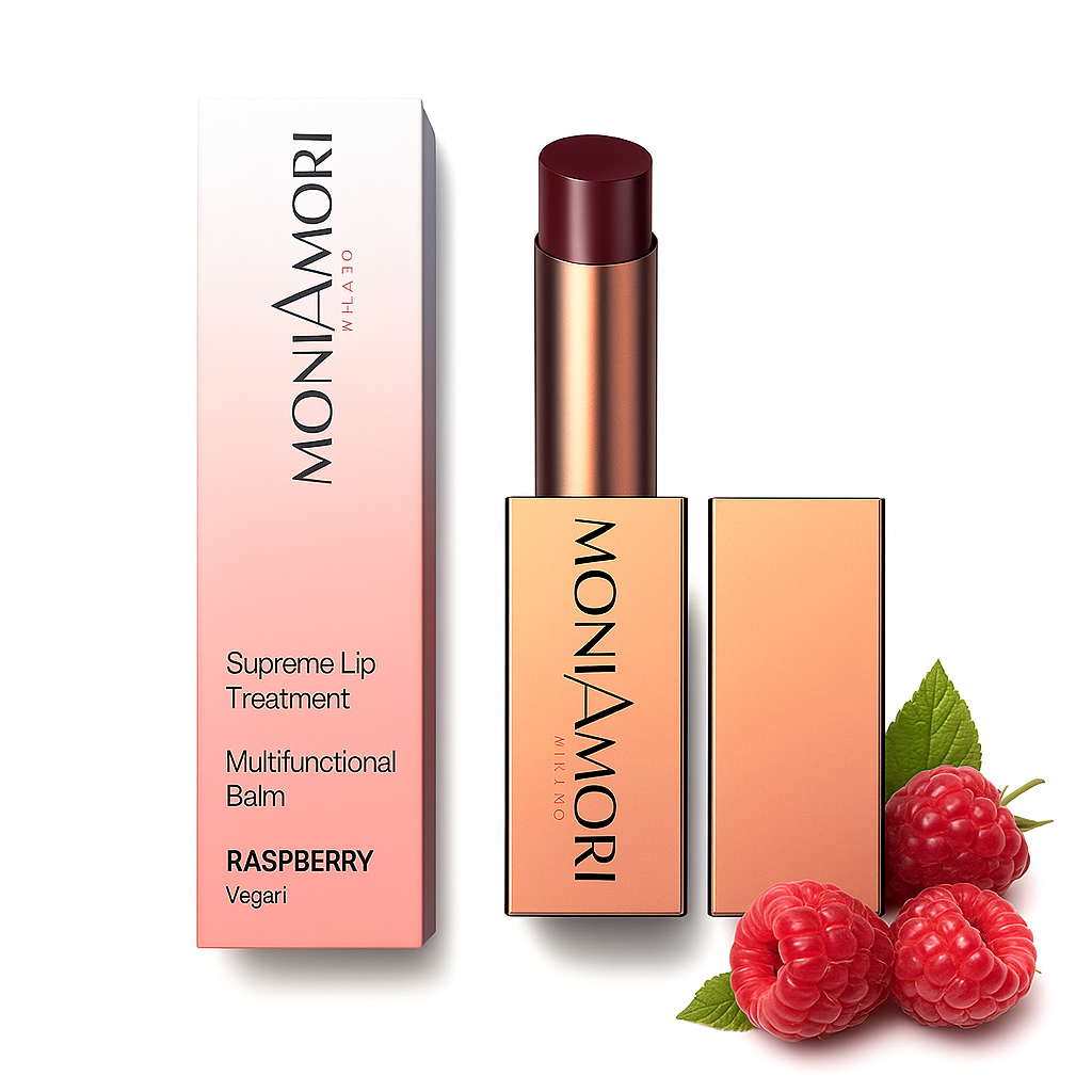 Soin lèvres Supreme Lip Treatment Framboise de Moniamori entouré de framboises fraîches, illustrant son arôme naturel et sa douceur.