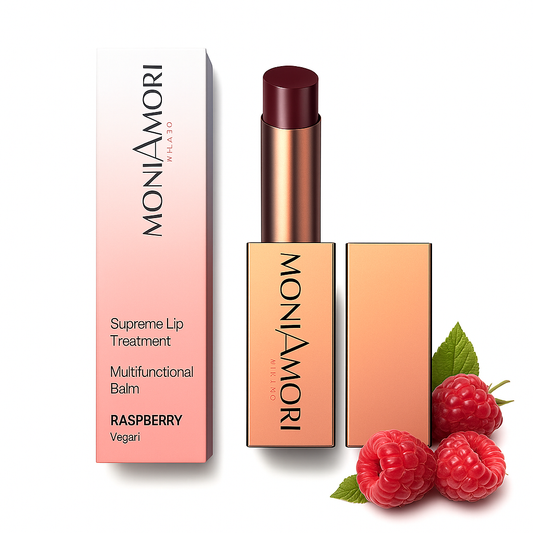 Soin lèvres Supreme Lip Treatment Framboise de Moniamori entouré de framboises fraîches, illustrant son arôme naturel et sa douceur.