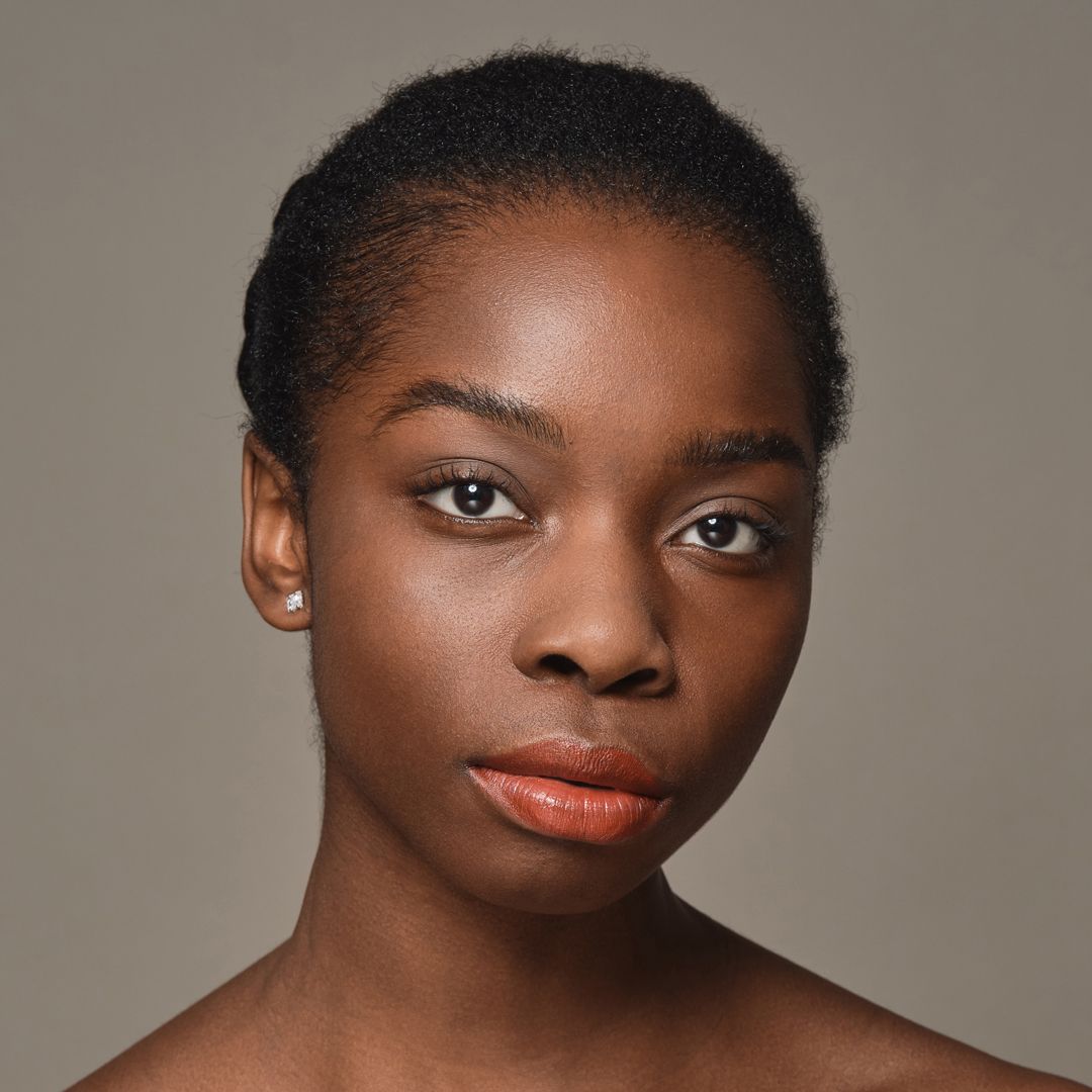 Le baume à lèvres Moniamori Supreme Lip Treatment Vanille posé sur une surface élégante, reflétant une texture crémeuse et un fini brillant pour des lèvres naturellement sublimes.