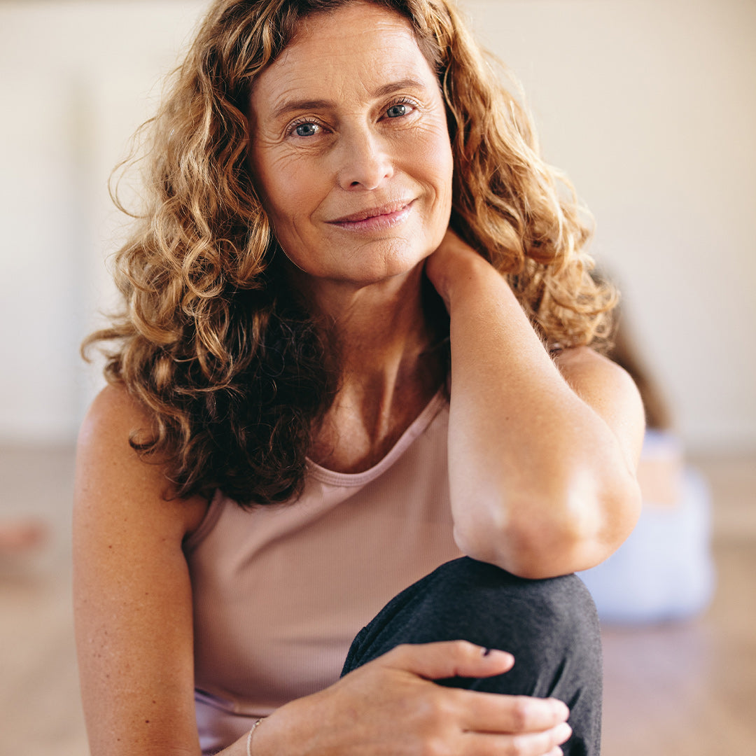 Complément alimentaire SKELBOOST posé sur une surface naturelle, symbole de bien-être et de force, illustrant son action sur les os, les muscles et le système immunitaire.